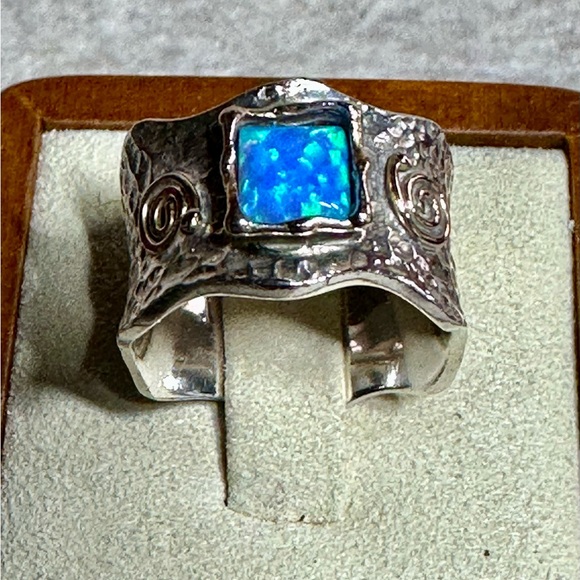 ISRAEL MODERNIST BLUE FIRE OPAL 925 SILVER & 14K GOLD HAMMERED RING SIZE 8 #511